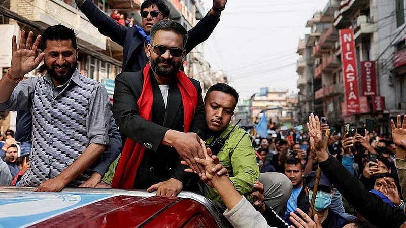 কাঠমান্ডুতে নির্বাচনের আগে প্রচারণায় রাষ্ট্রীয় স্বতন্ত্র পার্টির সভাপতি রবি লামিছানের সঙ্গে বালেন্দ্র শাহ। ছবি: রয়টার্স