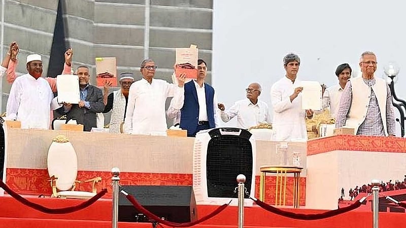 জাতীয় সংসদের দক্ষিণ প্লাজায় ১৭ সেপ্টেম্বর বিএনপির পক্ষে জুলাই জাতীয় সনদে সই করেন দলের মহাসচিব মির্জা ফখরুল ইসলাম আলমগীর এবং স্থায়ী কমিটির সদস্য সালাহউদ্দিন আহমদ। ছবি: প্রধান উপদেষ্টার কার্যালয়