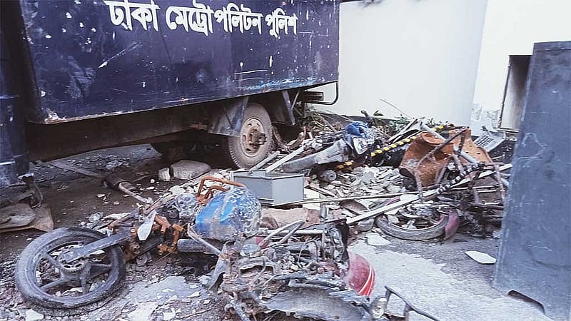 আন্দোলনের সময় হামলায় ধ্বংসস্তূপে পরিণত হয় ঢাকার ভাটারা থানা-ফাইল ছবি।