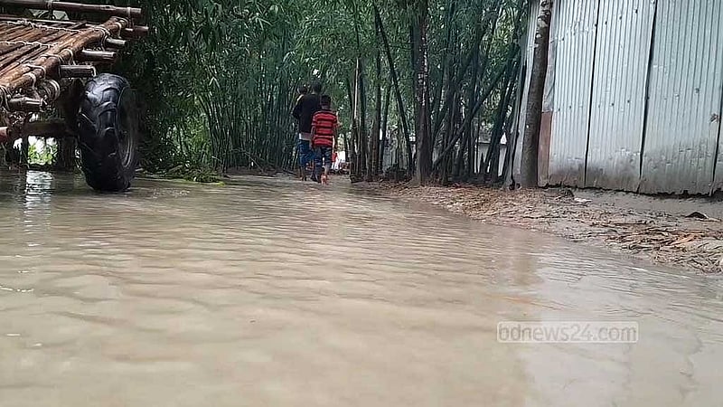 খুঁনিয়াগাছ এলাকায় পাকার মাথা এলাকায় পানিতে ডুবে গেছে গ্রামীণ সড়ক।