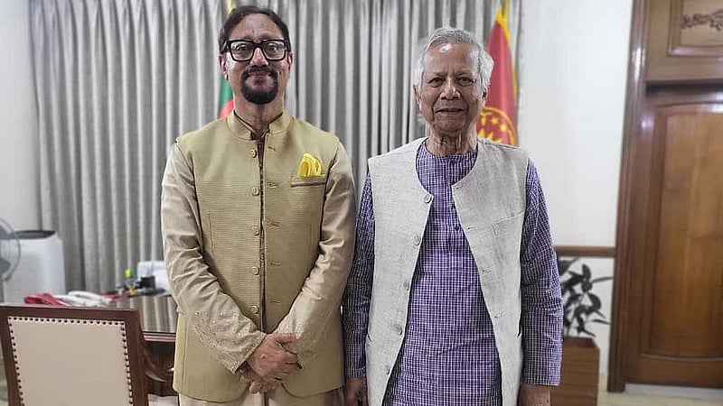 বিদায়ী অন্তর্বর্তী সরকারের প্রধান উপদেষ্টা মুহাম্মদ ইউনূসের সঙ্গে চট্টগ্রামের সিটি মেয়র শাহাদাত হোসেন। ফাইল ছবি