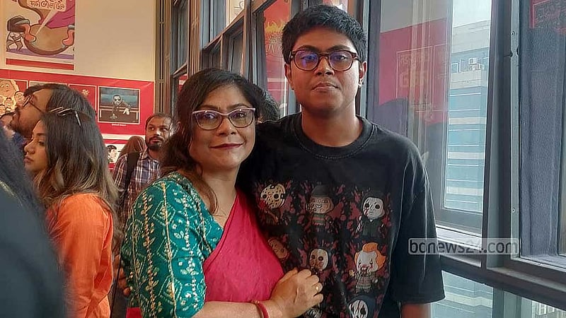 মায়ের সঙ্গে আকিব 