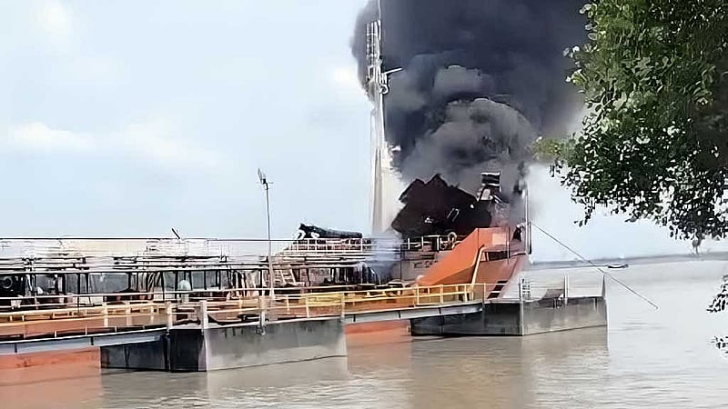 চট্টগ্রাম বন্দরের বহির্নোঙ্গরে বাংলাদেশ শিপিং করপোরেশনের (বিএসসি) জাহাজ ‘বাংলার জ্যোতি'তে গত ৩০ সেপ্টেম্বর আগুন লাগে। ফাইল ছবি।