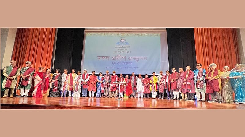মেলার ৩৩তম আসর উপলক্ষ্যে ৩৩ জন অতিথি মঙ্গল প্রদীপ জ্বালান।
