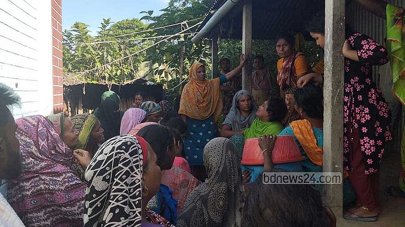 মানিকগঞ্জের হরিরামপুরে শিশুর মৃত্যুতে পরিবারের সদস্যদের আহাজারি।