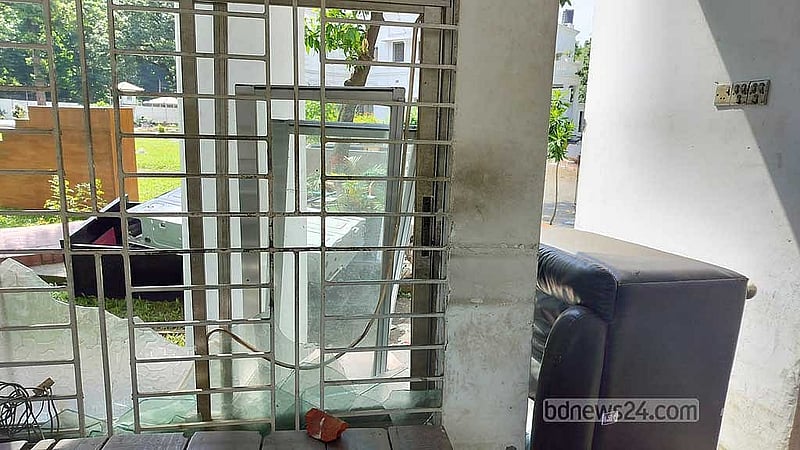 প্রধান বিচারপতির বাসভবনে এখন কোনো নিরাপত্তা ব্যবস্থা নেই। বাধাহীনভাবে ঢুকে পড়া যাচ্ছে।