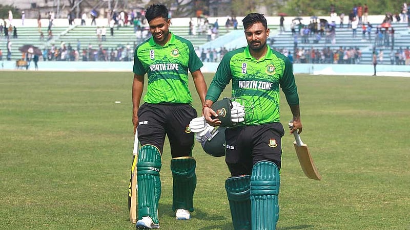 ম্যাচ শেষ করে ফিরছেন আকবর আলি ও লিটন দাস। ছবি: বিসিবি।