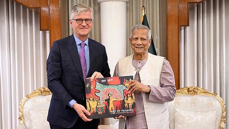 জাতিসংঘের শান্তিরক্ষা বিষয়ক আন্ডার-সেক্রেটারি জেনারেল জ্যঁ-পিয়ের ল্যাক্রোয়া রোববার রাষ্ট্রীয় অতিথি ভবন যমুনায় গেলে প্রধান উপদেষ্টা মুহাম্মদ ইউনূস জুলাই-অগাস্ট অভ্যুত্থানের চিত্রকর্মের বই উপহার দেন। ছবি: প্রধান উপদেষ্টার ফেইসবুক 