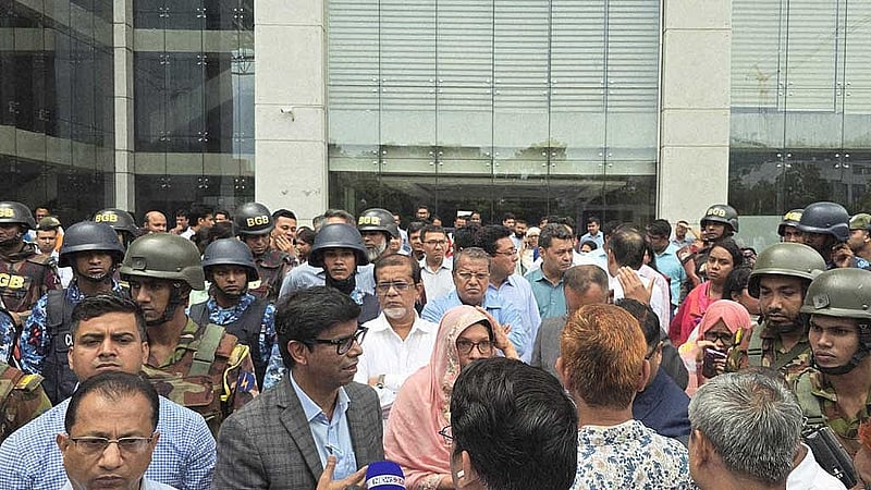 অন্তর্ভুক্তিমূলক সংস্কার চেয়ে এনবিআর সংস্কার ঐক্য পরিষদের কলম বিরতি আন্দোলন ঠেকাতে বিজিবি ও সেনা মোতায়েন করা হয়। বৃহস্পতিবার সকাল থেকেই কর্মকর্তা-কর্মচারীদের অফিসে ঢুকতে দেওয়া হয়নি।