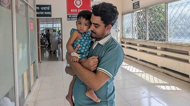 মহাখালীর ডিএনসিসি হাসপাতালে ভর্তি শিশুকে কোলে নিয়ে বাবার পায়চারি। 