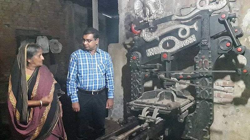 হরিনাথের পঞ্চম পুরুষ অশোক মজুমদারের স্ত্রী গীতা মজুমদারের সঙ্গে লেখক। ছাপাখানাটি এখন জাদুঘরে স্থানান্তরিত হয়েছে।