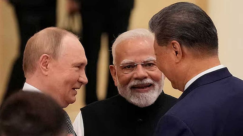 চীনের তিয়ানজিনের মেইজিয়াং কনভেনশন অ্যান্ড এক্সিবিশন সেন্টারে সাংহাই কোঅপারেশন অর্গানাইজেশনের (এসসিও) সম্মেলন শুরু হওয়ার আগে খোশগল্পে ভারতের নরেন্দ্র মোদী, রাশিয়ার ভ্লাদিমির পুতিন আর চীনের শি জিনপিং। ছবি: রয়টার্স