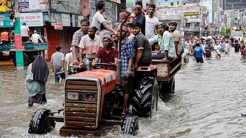 আকস্মিক বন্যায় ভুগছে ফেনী। ছবি: রয়টার্স