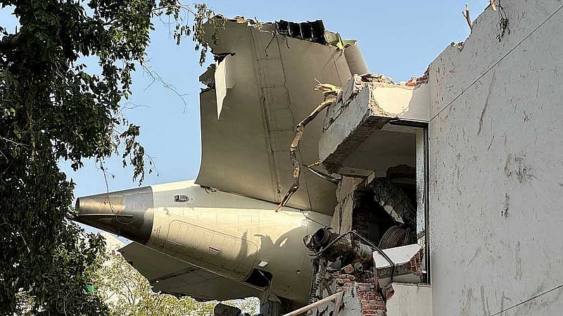 ভারতের আহমেদাবাদের একটি আবাসিক এলাকায় বিধ্বস্ত হয়েছে এয়ার ইনডিয়ার উড়োজাহাজ। ছবি: রয়টার্স