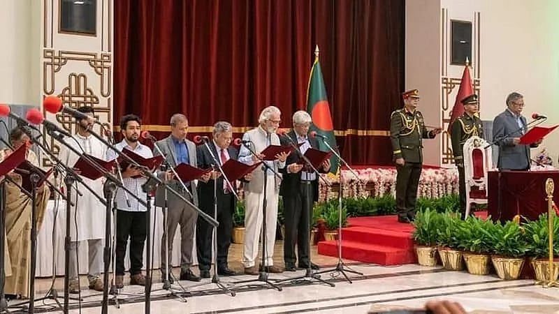 ২০২৪ সালের ৮ অগাস্টের শপথ গ্রহণ অনুষ্ঠানে অন্য উপদেষ্টাদের সঙ্গে নাহিদ ইসলাম ও আসিফ মাহমুদ সজীব ভুঁইয়া। ফাইল ছবি  