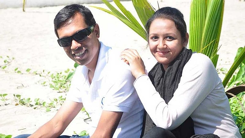 বাবুল আক্তার ও তার স্ত্রী মাহমুদা খানম মিতু।