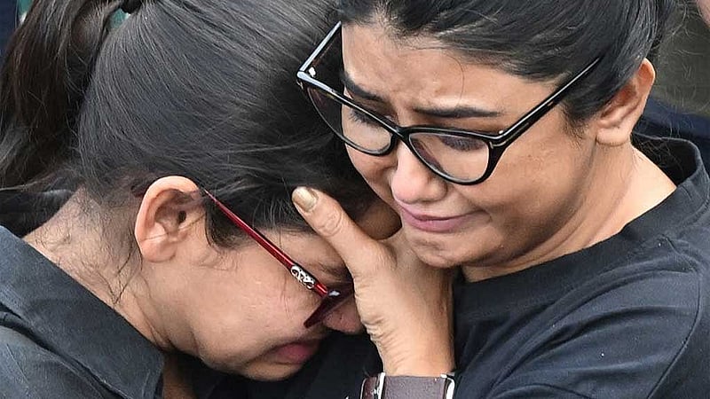 একে অপরকে আলিঙ্গনে বেঁধে কান্নায় ভেঙে পড়েন সুদীপ্তা চক্রবর্তী ও পার্ণো মিত্র। সুদীপ্তা বলেন, রাহুলকে তিনি গত ২৫ বছর ধরে ‘বাবিন’ বলে ডাকেন, যা ঘটে গেছে তাতে তার মাথা কাজ করছে না।