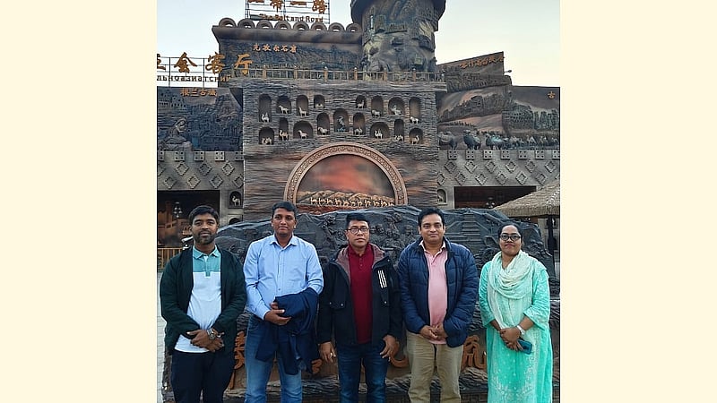 প্রাচীন জেং কুভিয়ান ওয়েস্ট সিটিতে লেখক ও তার সহকর্মীরা।