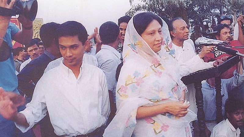 খালেদা জিয়ার সঙ্গে তার বড় ছেলে তারেক রহমান। ছবি: মো. লুৎফর রহমান বীনুর ‘গণতন্ত্রের সংগ্রাম’ বই থেকে নেওয়া  