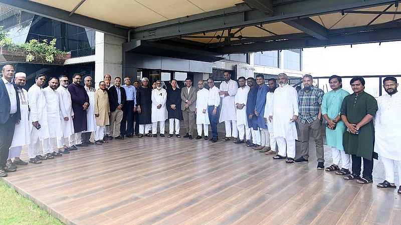 বিজিএমইএর নতুন সভাপতি মাহমুদ হাসান খানসহ সংগঠনের নেতারা। 