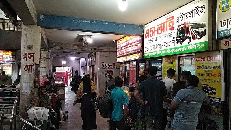 ঢাকার মহাখালী বাস টার্মিনালের কিছু কিছু পরিবহনের কাউন্টারে টিকেট না দিয়ে বেশি ভাড়া আদায়ের কৌশল নেওয়া হয়।