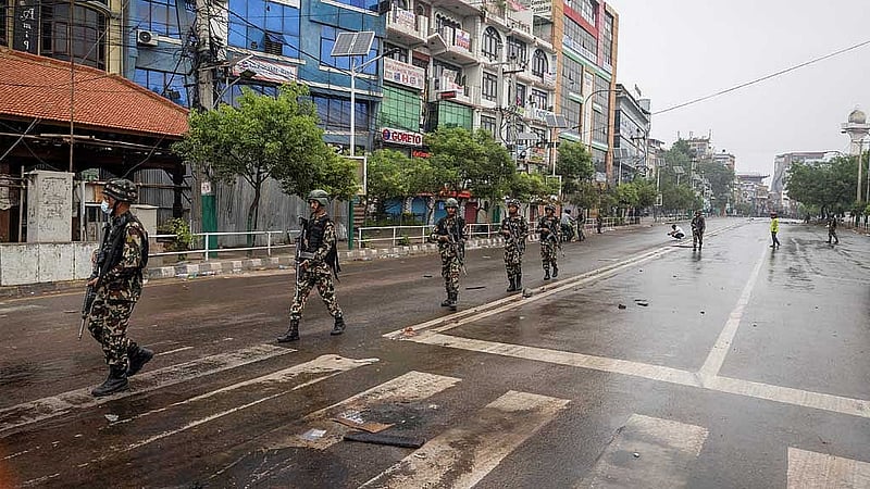 কাঠমাণ্ডুর জনশূন্য রাস্তাগুলোতে টহল দিচ্ছেন সেনাবাহিনীর সদস্যরা। ছবি: রয়টার্স 