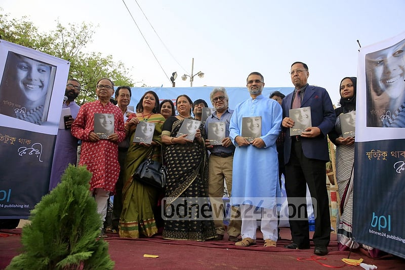 তিনি ছিলেন বাংলা চলচ্চিত্রের মিষ্টি মেয়ে; সেই কবরীর আত্মজৈবনিক গ্রন্থ ‘স্মৃতিটুকু থাক’ ২০১৭ সালের একুশে বইমেলায় প্রকাশ করে বিডিনিউজ টোয়েন্টিফোর পাবলিশিং লিমিডেট। ২৫ ফেব্রুয়ারি মেলা প্রাঙ্গণে বইটির মোড়ক উন্মোচনে মধ্যমণি ছিলেন এই অভিনেত্রী।