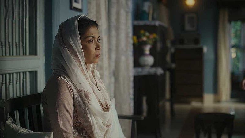 ওয়েব সিরিজ 'গুলমোহরের’ দৃশ্য। ছবি: চরকির সৌজন্যে।