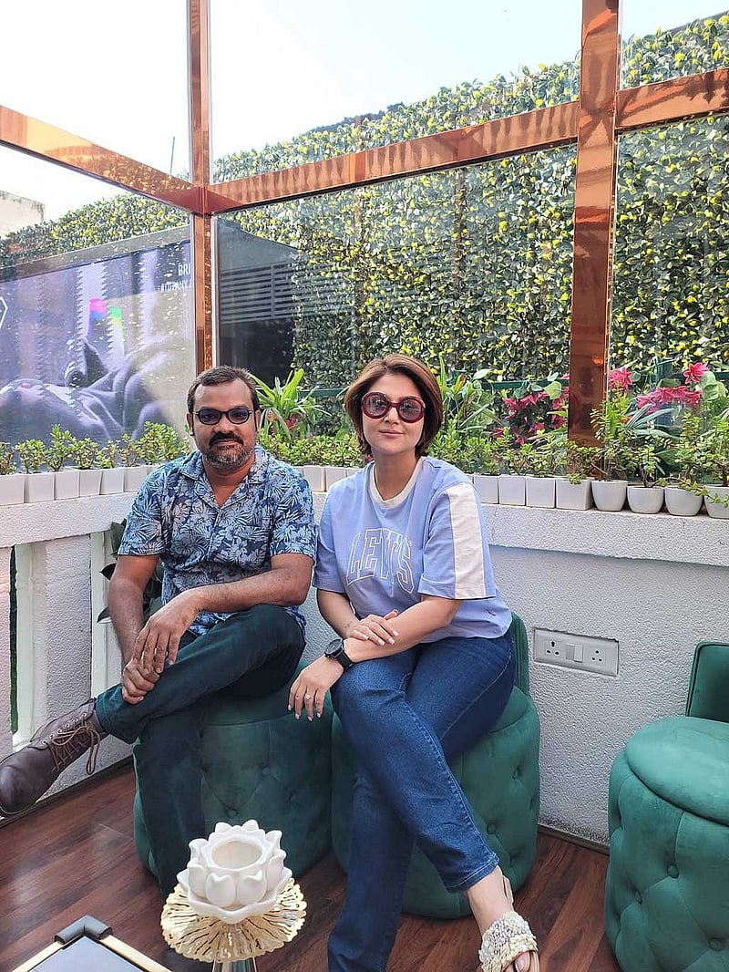  নির্মাতা হিমু আকরামের সঙ্গে অভিনেত্রী স্বস্তিকা মুখার্জি 