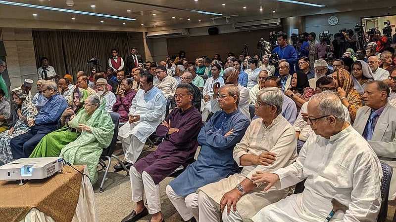 সাবেক রাষ্ট্রদূত সিরাজুল ইসলাম স্মরণে শুক্রবার ঢাকার মহাখালীতে আয়োজিত সভায় অংশগ্রহণকারীরা।