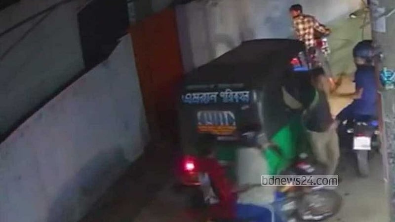 সিলেটে ছিনতাইয়ের ঘটনায় ছড়িয়ে পড়া ভিডিও থেকে নেওয়া ছবি। 