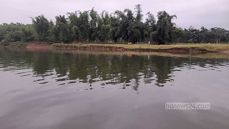 অবৈধভাবে ড্রেজার দিয়ে বালু তোলার কারণে সিলেটের গোয়াইনঘাট উপজেলার পশ্চিম জাফলং ইউনিয়নের নোয়াগাঁও গ্রামের পিয়াইন নদীর পূর্বপাড়ে ভাঙনের দেখা দিয়েছে।