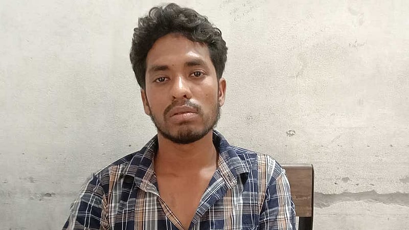 মঙ্গলবার সায়েন্স ল্যাবরেটরিতে সংঘর্ষে নিহত ছাত্রলীগ কর্মী সবুজ আলীর মরদেহ নিতে ঢাকা মেডিকেল কলেজ হাসপাতাল মর্গে এসে বিমর্ষভাবে বসেছিলেন তার বড় ভাই নুরুন্নবী।