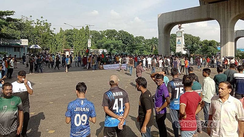 আগারগাঁও সিগনালে শেরেবাংলা কৃষি বিশ্ববিদ্যালয়সহ বেশকিছু প্রতিষ্ঠানের শিক্ষার্থীরা সড়ক অবরোধ করেন বিকাল ৪টার দিকে।