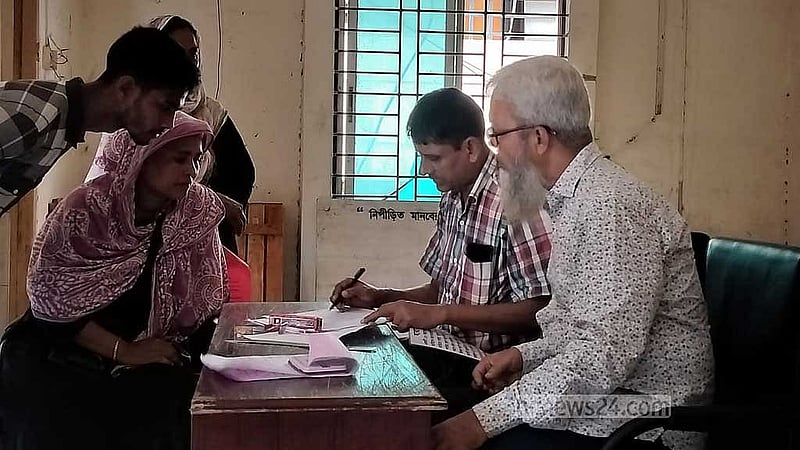 ঢাকার আদাবর থানায় শুরু হয়েছে ডিজি নেওয়ার কাজ। তবে এখনও বাইরে যাচ্ছেন না থানাটির পুলিশ সদস্যরা। 