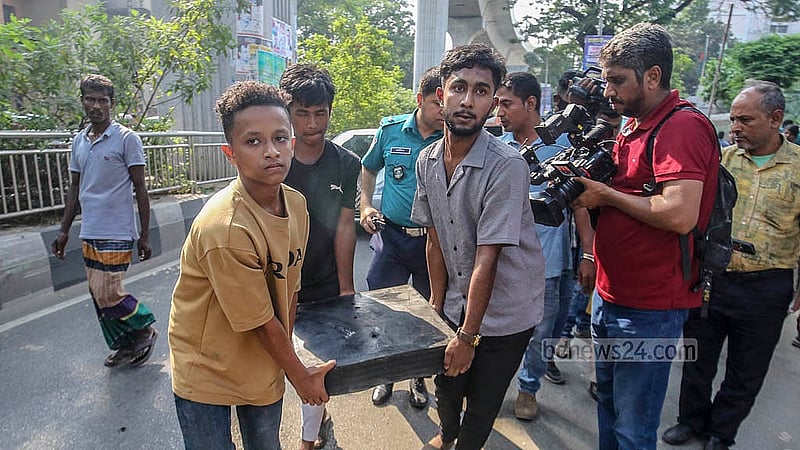 মেট্রো লাইনের এই বিয়ারিং প্যাড খসে পড়ে রোববার প্রাণ হারান এক যুবক।