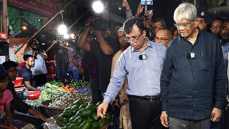 কারওয়ানবাজার পরিদর্শনে গিয়ে নিত্যপণ্যের দাম দেখার পাশাপাশি ব্যবসায়ীদের সঙ্গে কথাও বলেন বাণিজ্য উপদেষ্টা। 