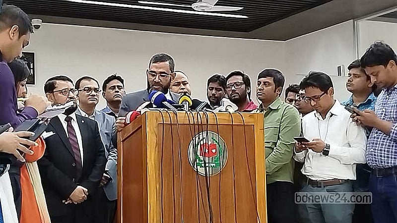ইসির প্রথম কমিশন সভা শেষে সাংবাদিকদের সঙ্গে কথা বলছেন নির্বাচন কমিশনার আবুল ফজল মো. সানাউল্লাহ।