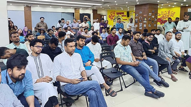 বাংলা মোটরে জাতীয় নাগরিক পার্টি-এনসিপির অস্থায়ী কার্যালয়ে শনিবার সাধারণ সভায় দলের সদস্যরা।