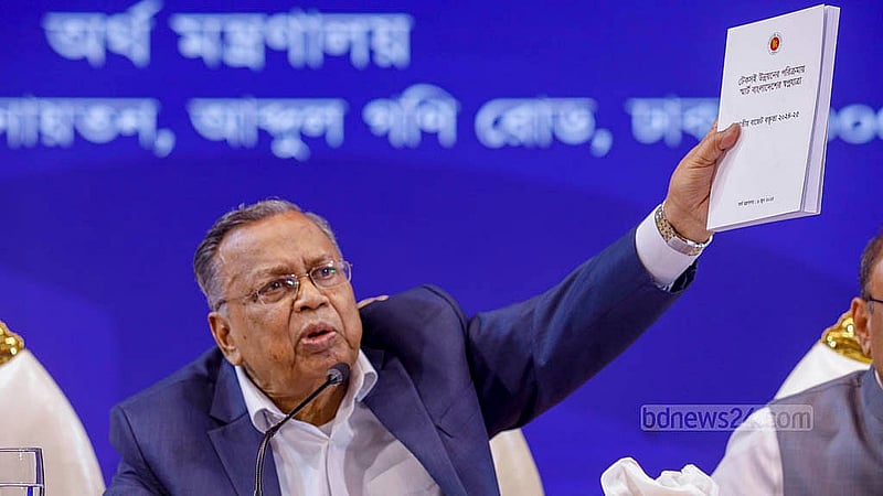 ঢাকার ওসমানী স্মৃতি মিলনায়তনে শুক্রবার বাজেট পরবর্তী সংবাদ সম্মেলনে সাংবাদিকদের প্রশ্নের উত্তর দেন অর্থমন্ত্রী আবুল হাসান মাহমুদ আলী।