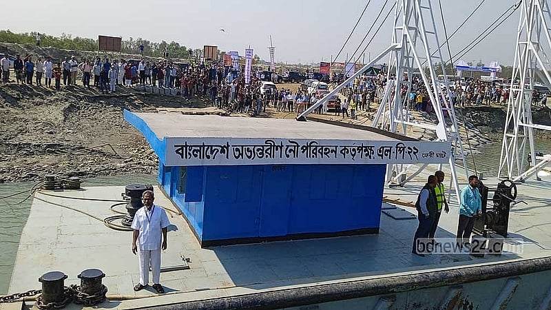 ফেরিটি সন্দ্বীপের গুপ্তছড়া ঘাটে পৌঁছালে হাজারো উৎসুক জনতা স্বাগত জানায়। ছবি: মিঠুন চৌধুরী