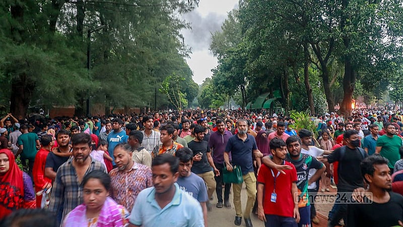 শেখ হাসিনা পালিয়ে যাওয়ার পর পর প্রধানমন্ত্রীর সরকারি বাসভবন গণভবনে ঢুকে পড়ে হাজারো মানুষ। ছবি: মোস্তাফিজুর রহমান