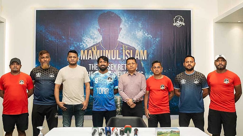 বিদায়ী ঘোষণার মঞ্চে ক্লাব কর্মকর্তা ও সহকর্মীদের সাথে মামুনুল ইসলাম। ছবি: ফর্টিস এফসি
