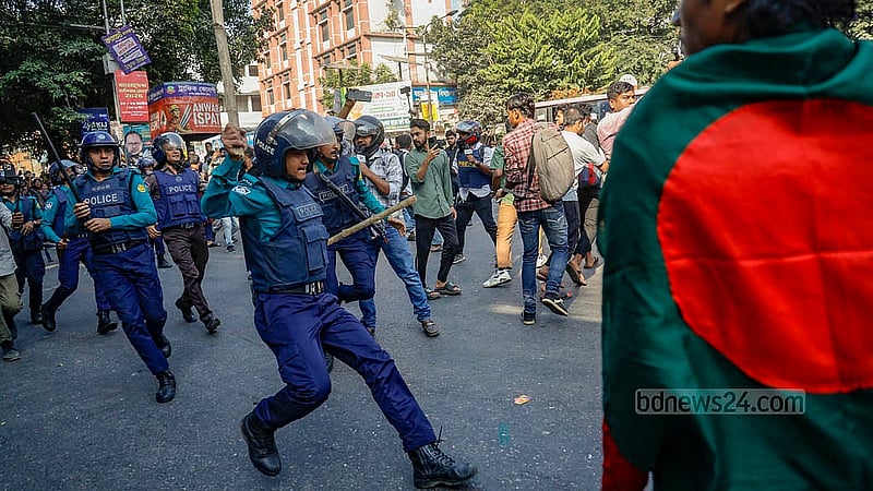 শেখ মুজিবুর রহমানের বাড়ি গুঁড়িয়ে দিতে সোমবার ধানমন্ডি ৩২ নম্বরে যাওয়া ছাত্র-জনতার সঙ্গে আইনশৃঙ্খলা বাহিনীর দফায় দফায় সংঘর্ষ হয়েছে।