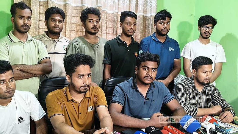 ক্যাপশন- ডুয়েটের ফটকের বাইরে সংবাদ সম্মেলন করে ছাত্রদল।