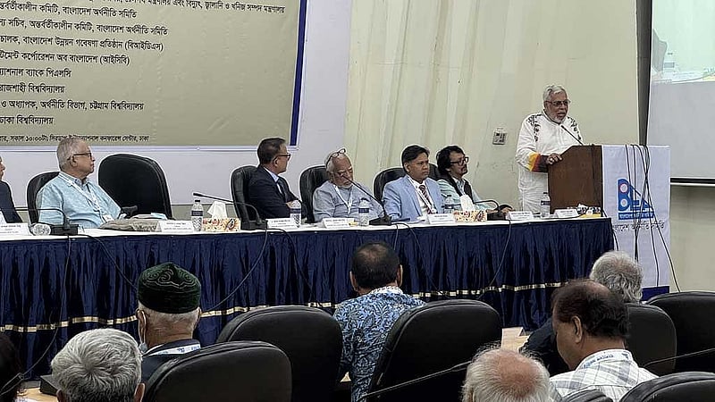 অথর্নীতির সমিতির আলোচনা সভায় প্রধান অতিথির বক্তব্য রাখেন জ্বালানি উপদেষ্টা মুহাম্মদ ফাওজুল কবির খান।