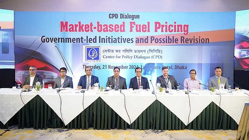 জ্বালানি তেলের মূল্য নির্ধারণ বিষয়ে সিপিডি আয়োজিত সংলাপে অংশগ্রহণকারীরা। 
