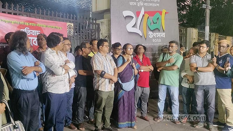 নাট্যকর্মীদের সমাবেশে শিল্পকলা একাডেমি থেকে সেনা সদস্যদের সরিয়ে দেওয়ার দাবিও তোলা হয়।