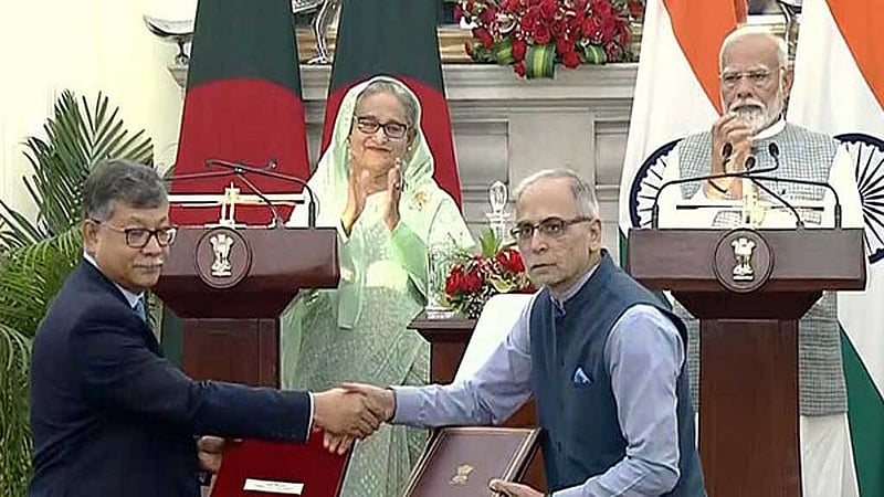 প্রধানমন্ত্রী শেখ হাসিনার ভারত সফরে শনিবার দুই দেশের মধ্যে ১০টি বিষয়ে সমঝোতা স্মারক সই হয়েছে। তবে তিস্তার পানি বণ্টনের বিষয়টি এবারও বাদ পড়ে গেছে।
