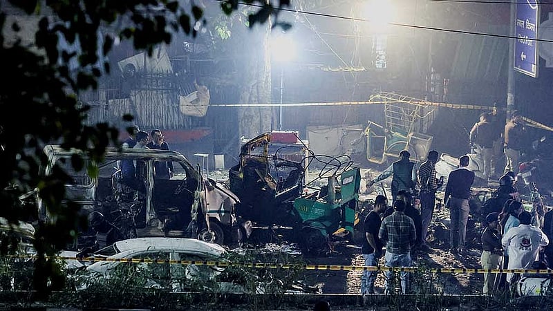বিস্ফোরণের কিছুক্ষণ পরের দৃশ্যে ঘটনাস্থল। ছবি: রয়টার্স 